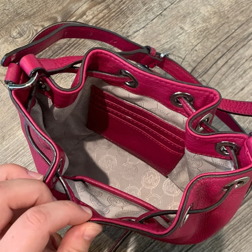 Michael Kors Fuchsia Crossbody Bag- NWOT - Picture 3 of 4